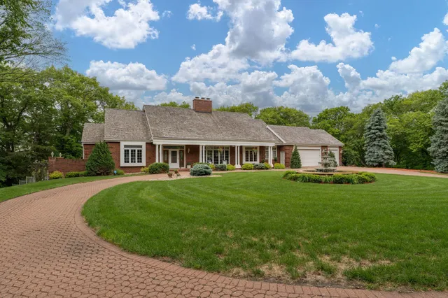 $1,099,000 | 17 Oriole Place, North Mankato, MN 56003