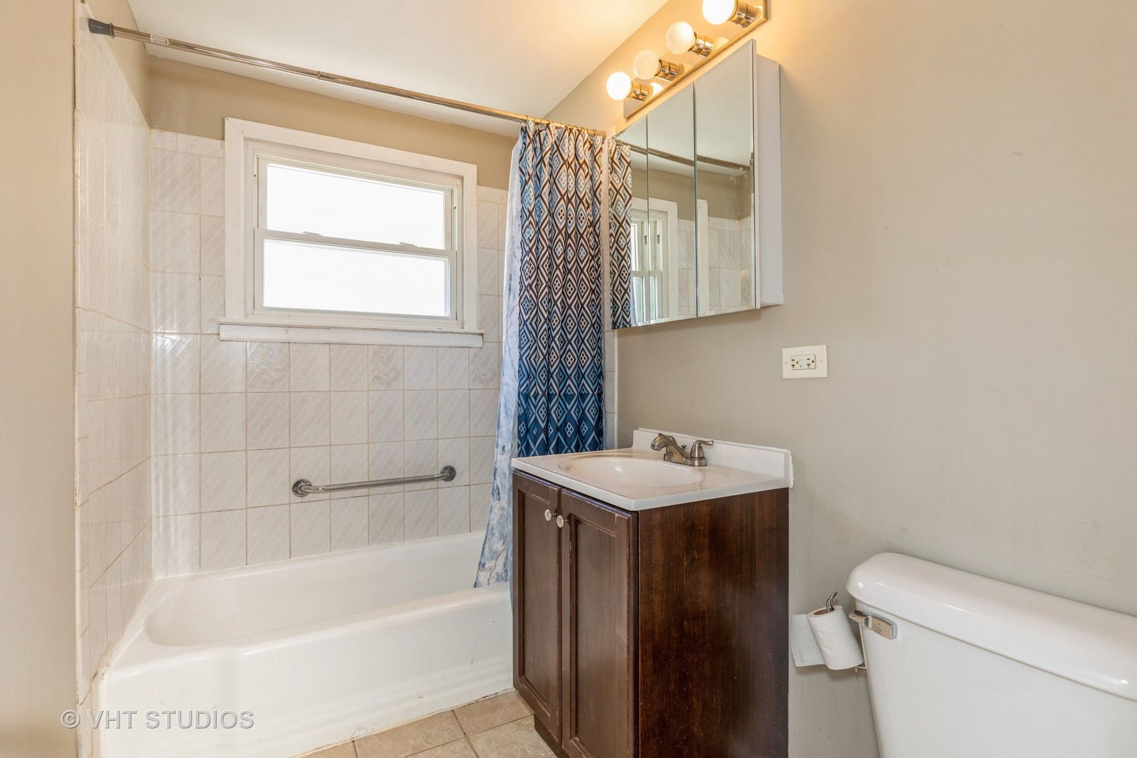 3941 169th Street Country Club Hills, IL 60478 - Photo 19 of 22 a bathroom with a sink a toilet and shower