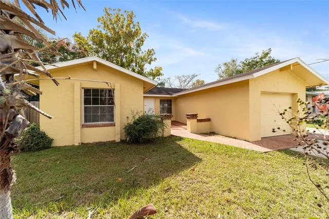 a view of a house with backyard and garden