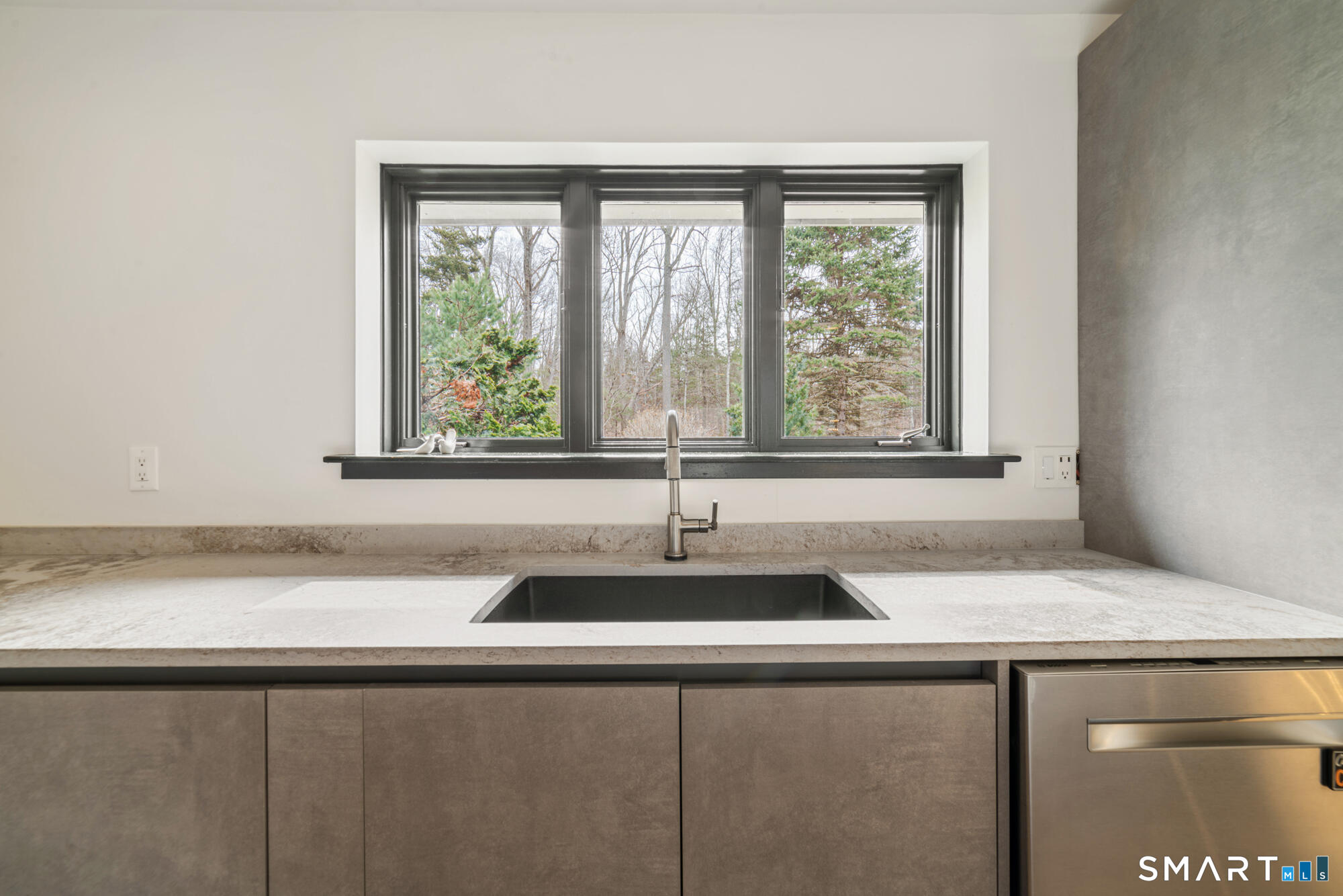 14 Fox Ridge Guilford, CT 06437 - Photo 14 of 39 a close view of sink and window