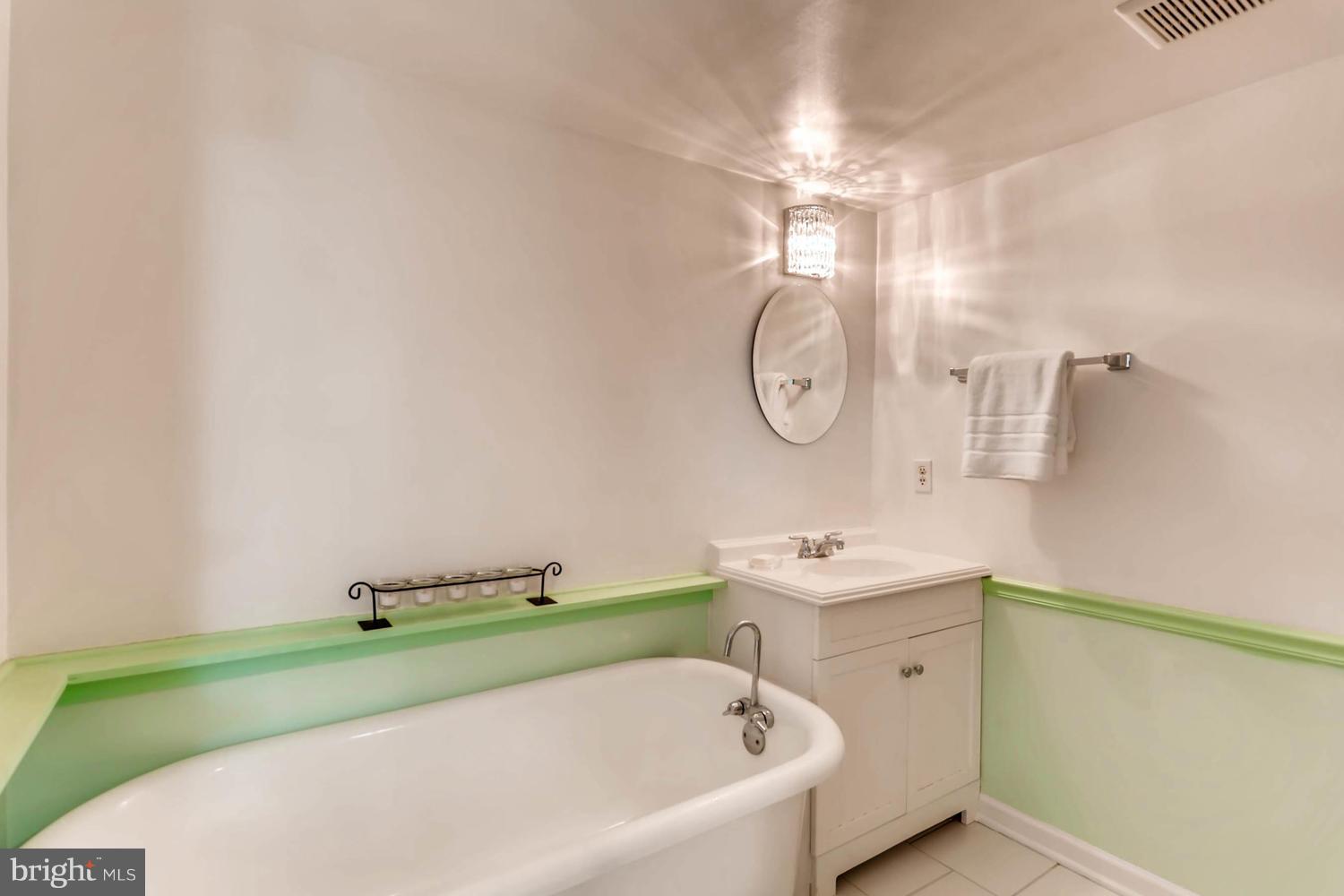 1604 Aberdeen Road Baltimore, MD 21286 - Photo 23 of 30 Claw foot tub