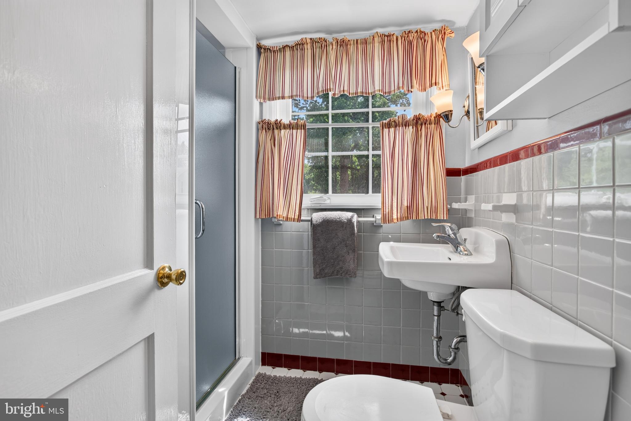 141 North Norwinden Drive Springfield, PA 19064 - Photo 24 of 42 Upstairs Hall Bath