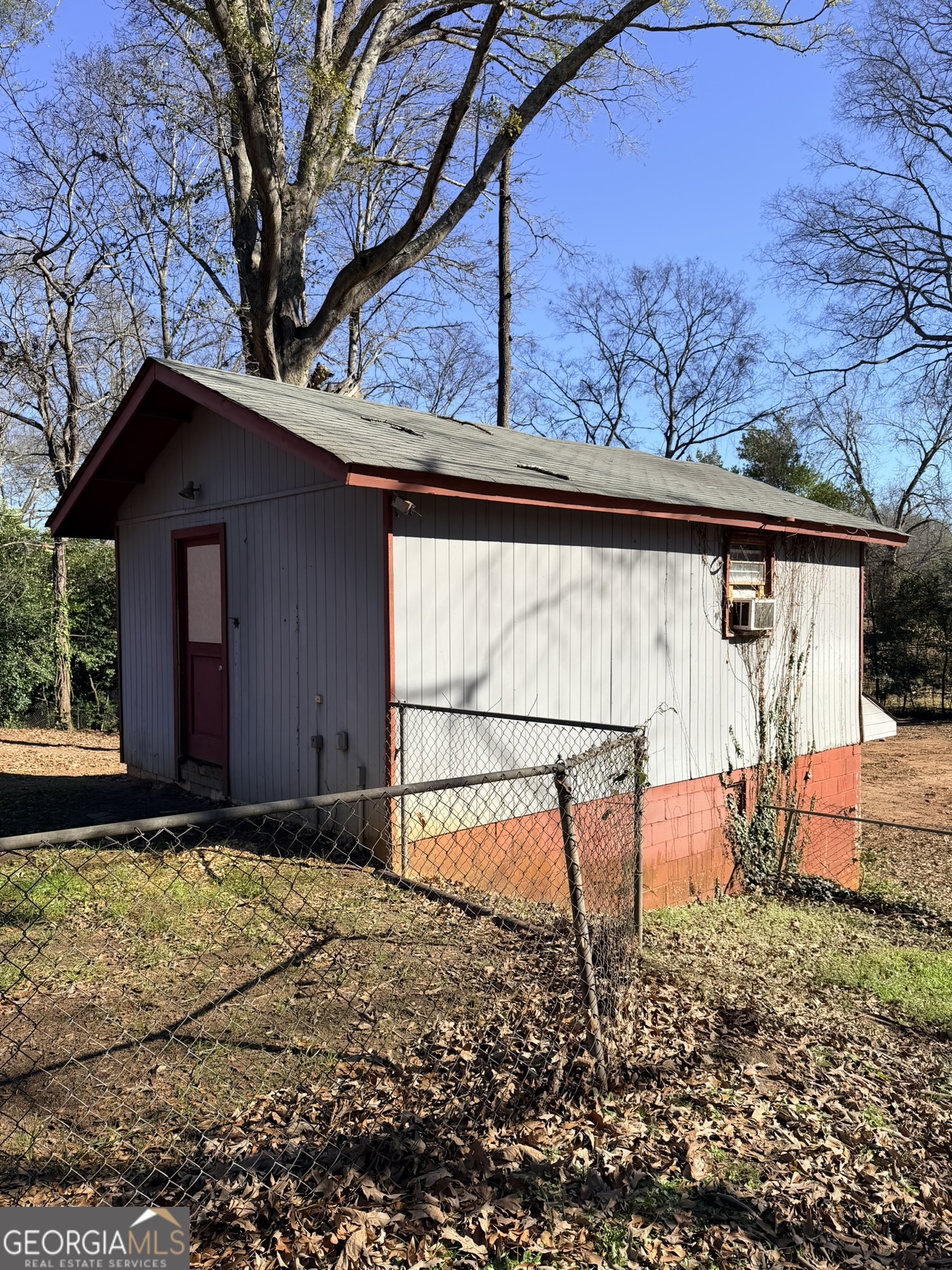 102 Lee Street Centerville, GA 31028 - Photo 20 of 30 a backyard of a house with table and chairs
