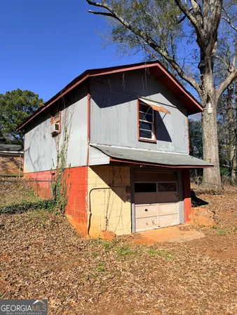 a view of a backyard of the house