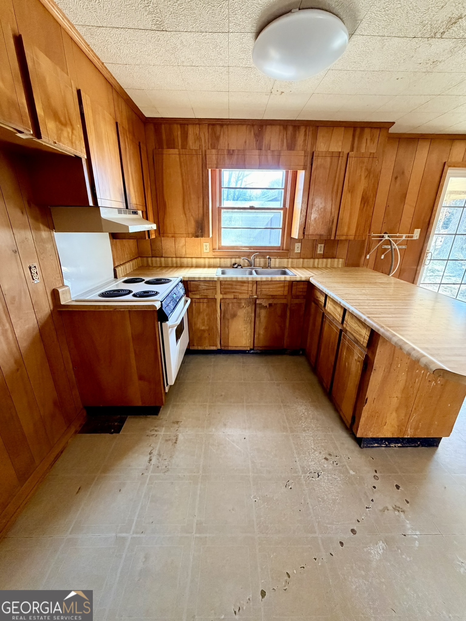 102 Lee Street Centerville, GA 31028 - Photo 7 of 30 a kitchen with stainless steel appliances granite countertop a sink dishwasher stove and cabinets
