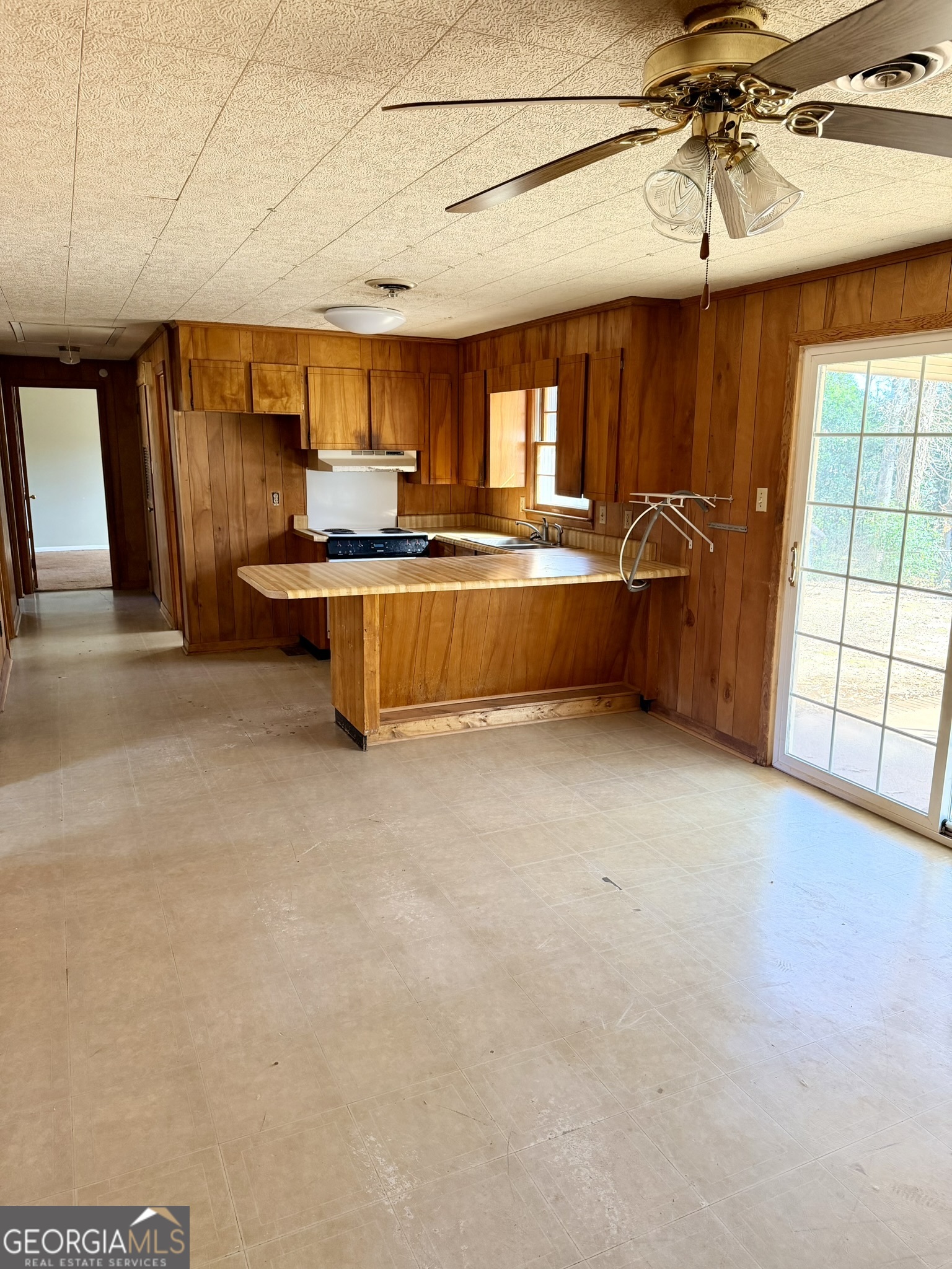 102 Lee Street Centerville, GA 31028 - Photo 8 of 30 a kitchen with counter top space and appliances