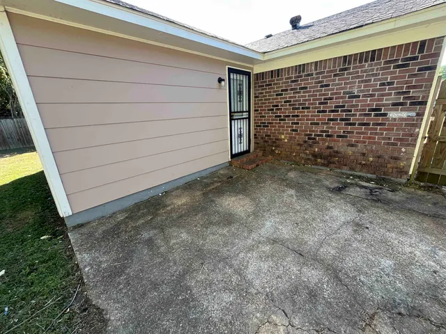 a view of a backyard