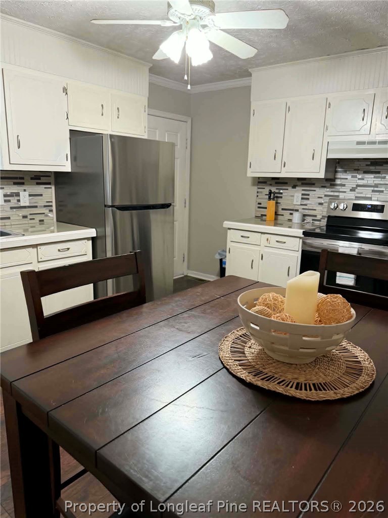 634 Dallas Road Lumberton, NC 28358 - Photo 5 of 27 a kitchen with a appliances and cabinets