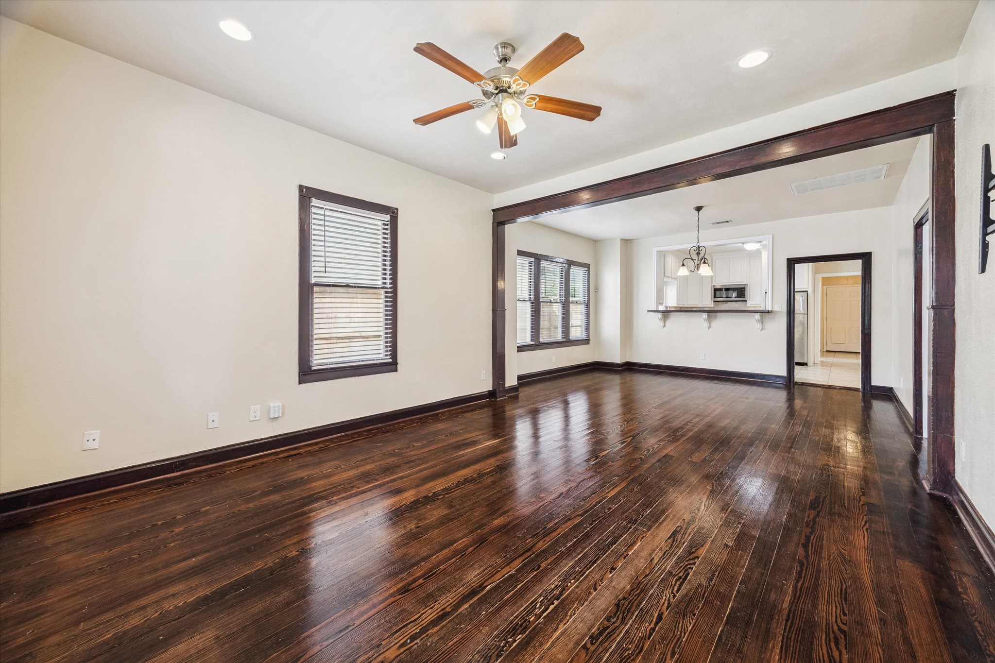 345 West 22nd Street Houston, TX 77008 - Photo 2 of 20