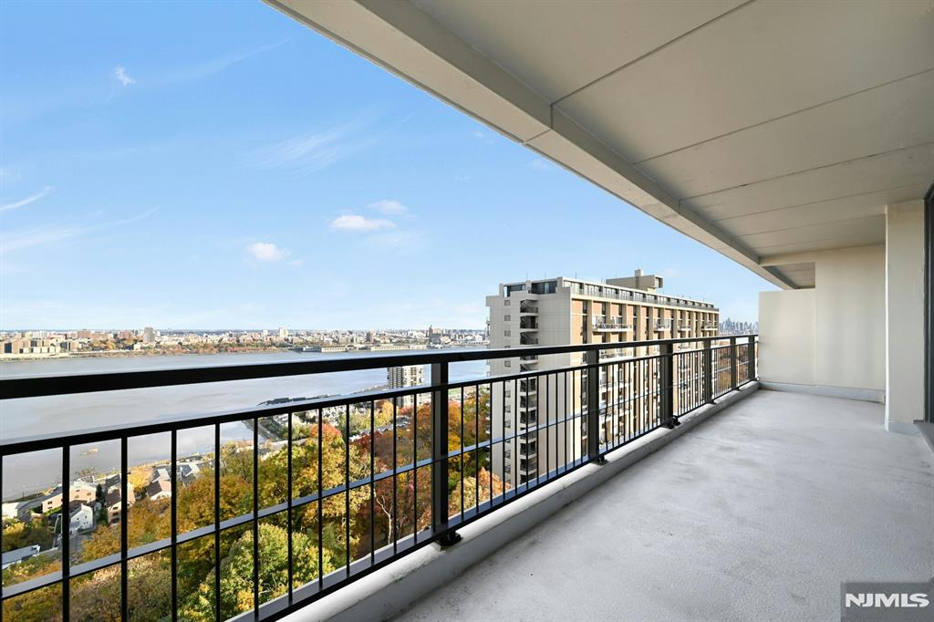 2 Horizon Road, Unit 1418 Fort Lee, NJ 07024 - Photo 18 of 22