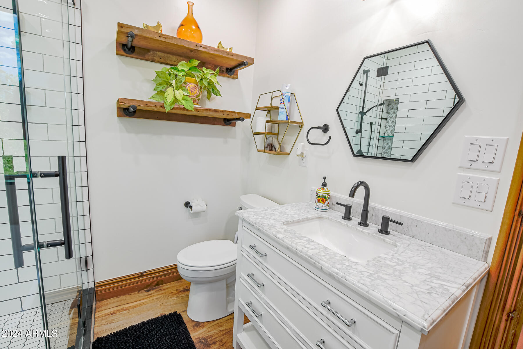 6038 Orion Show Low, AZ 85901 - Photo 55 of 95 En Suite for Guest Bedroom 5