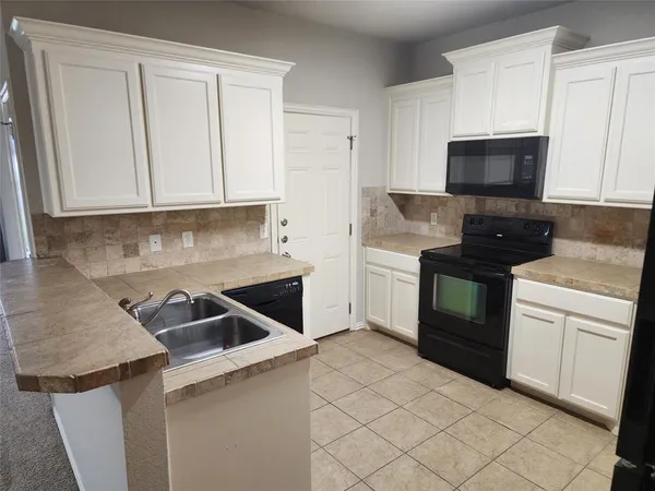 $1,600 | 151 North Meadows Drive, Granbury, TX 76048