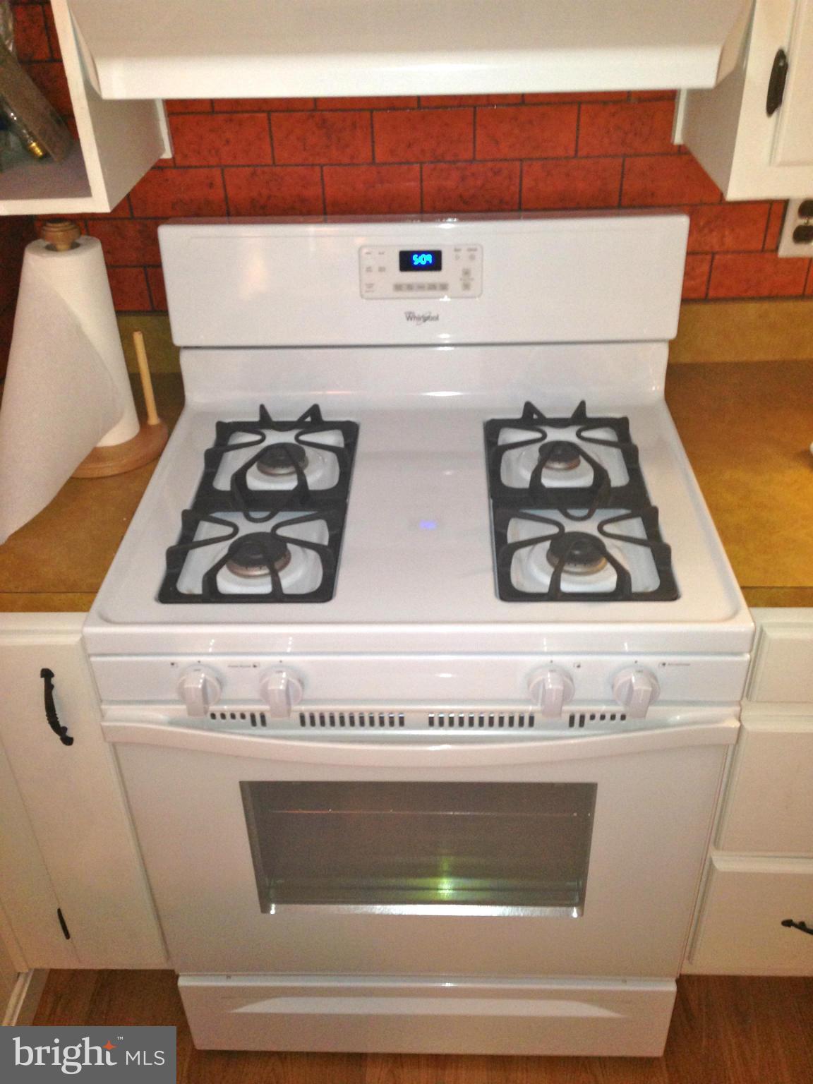 2739 Kirkleigh Road Baltimore, MD 21222 - Photo 10 of 30 a close view of stove