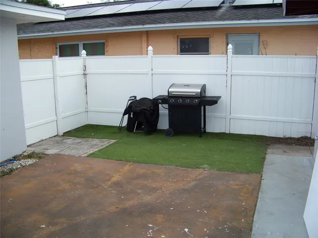 a view of a backyard