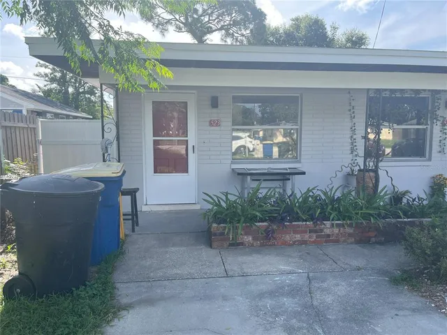 a view of a livingroom with an empty space