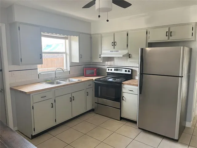 a view of a back yard