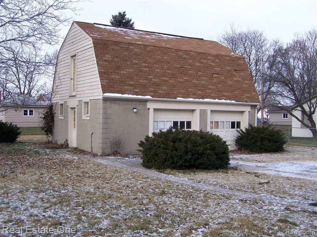 10333 Wayne Road Livonia, MI 48150 - Photo 4 of 24 2 1/2 Car Gargage pic 3