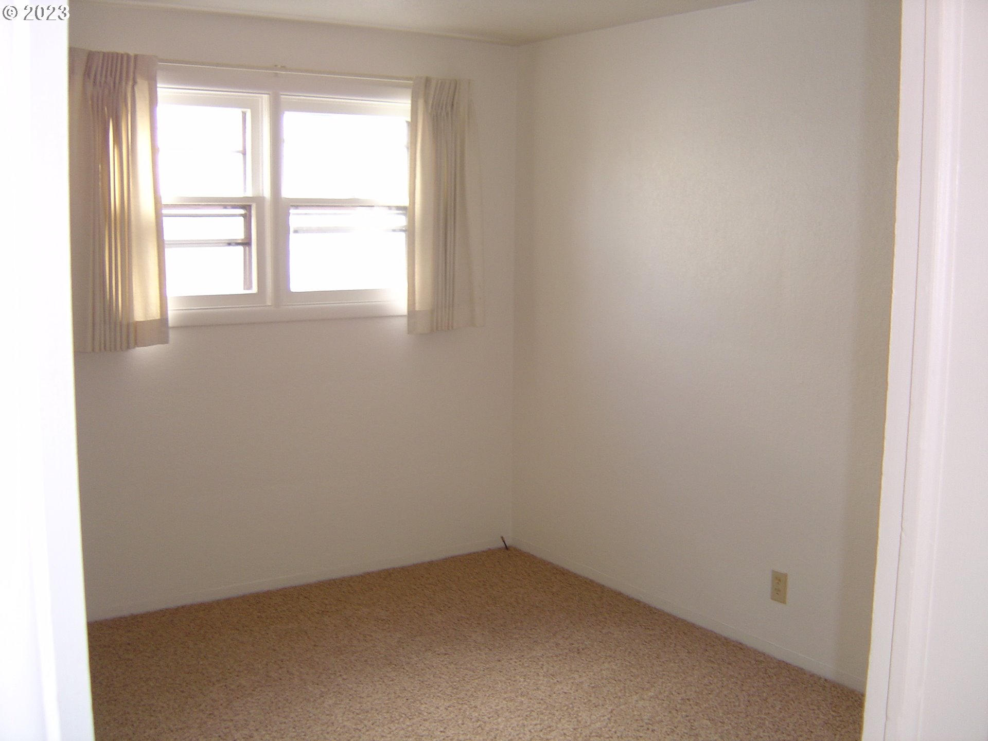 710 26th Street Springfield, OR 97477 - Photo 16 of 48 an empty room with a window