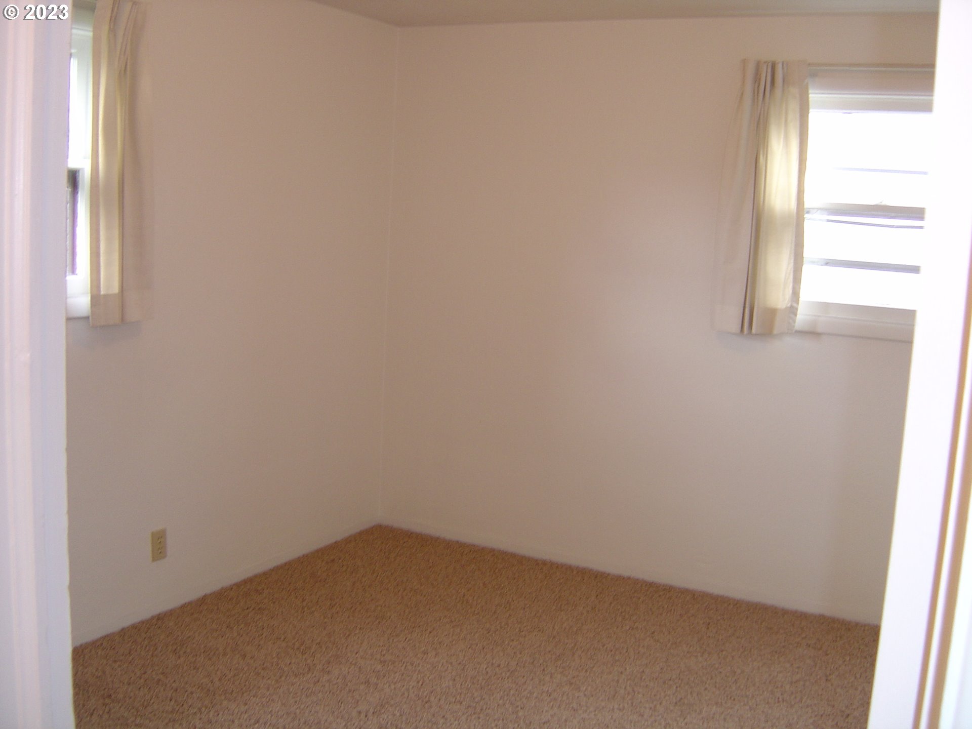 710 26th Street Springfield, OR 97477 - Photo 20 of 48 a room that has a window in it