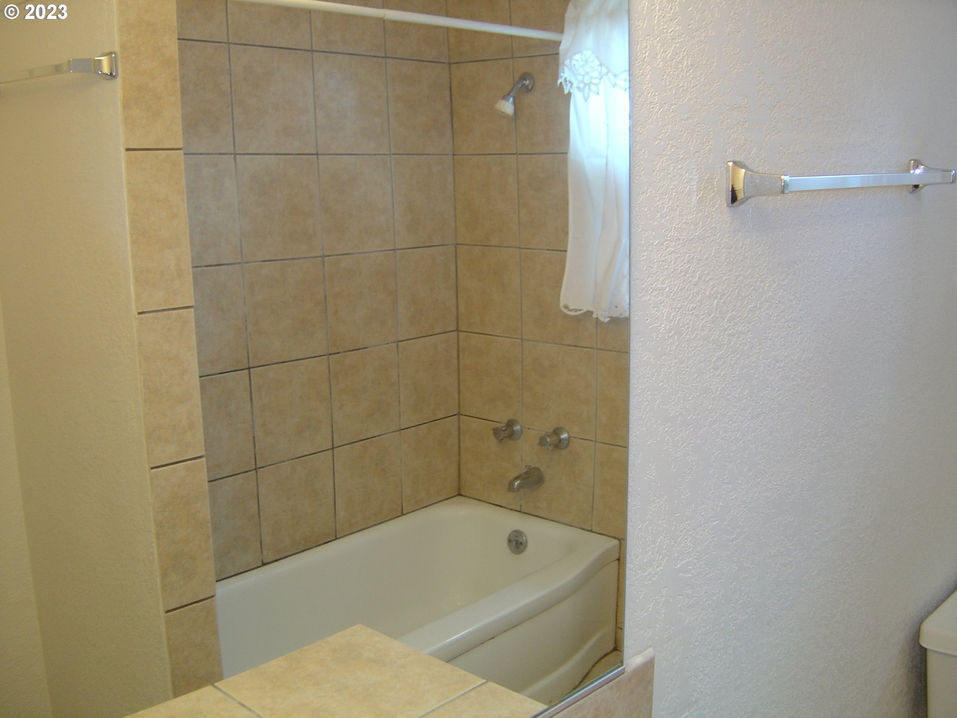 710 26th Street Springfield, OR 97477 - Photo 21 of 48 a bathroom with a bath tub and shower