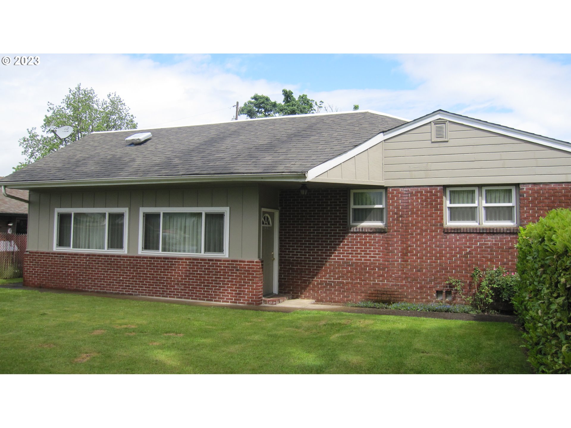 710 26th Street Springfield, OR 97477 - Photo 31 of 48 a house view with a garden space