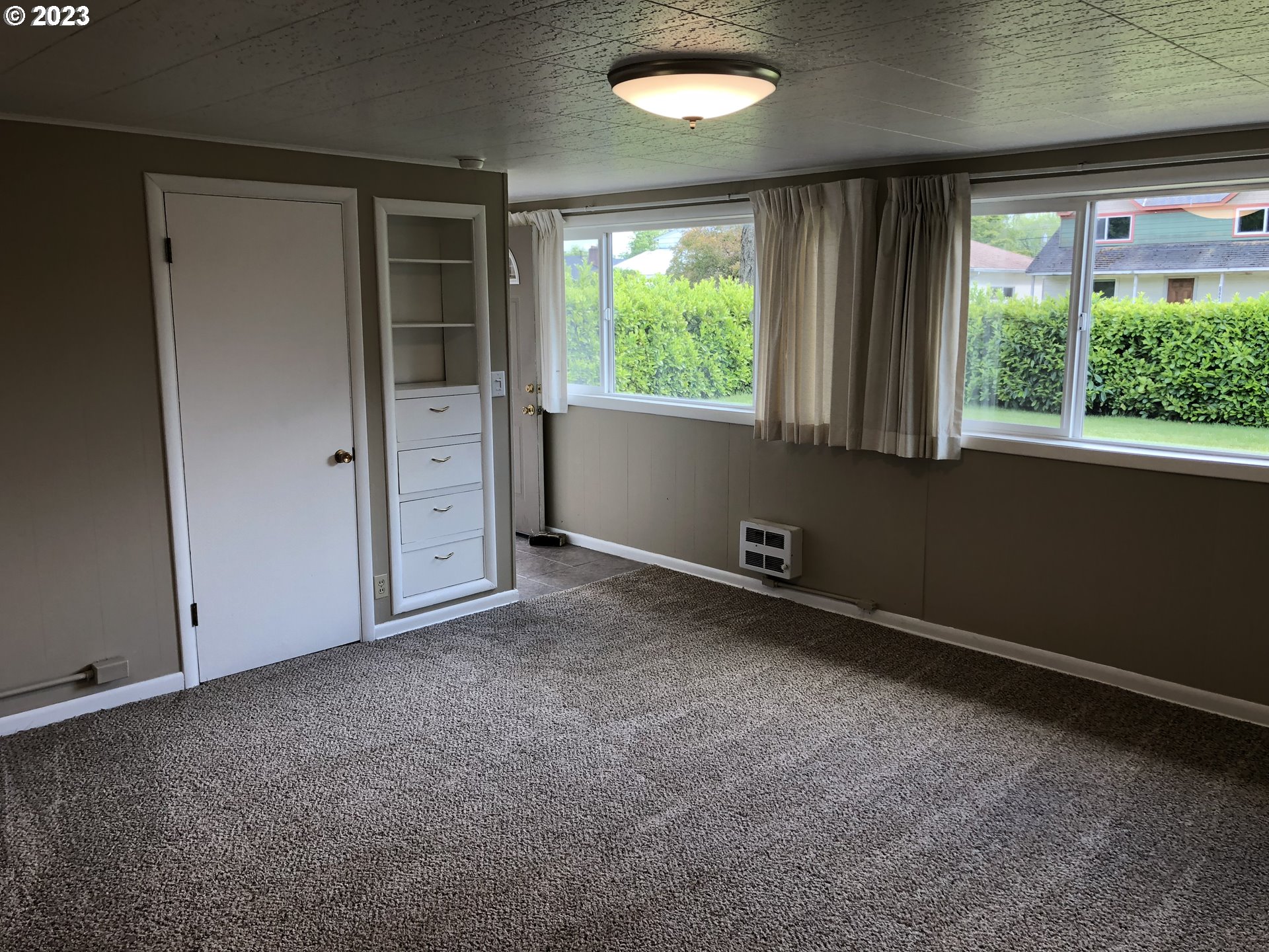 710 26th Street Springfield, OR 97477 - Photo 34 of 48 an empty room with windows