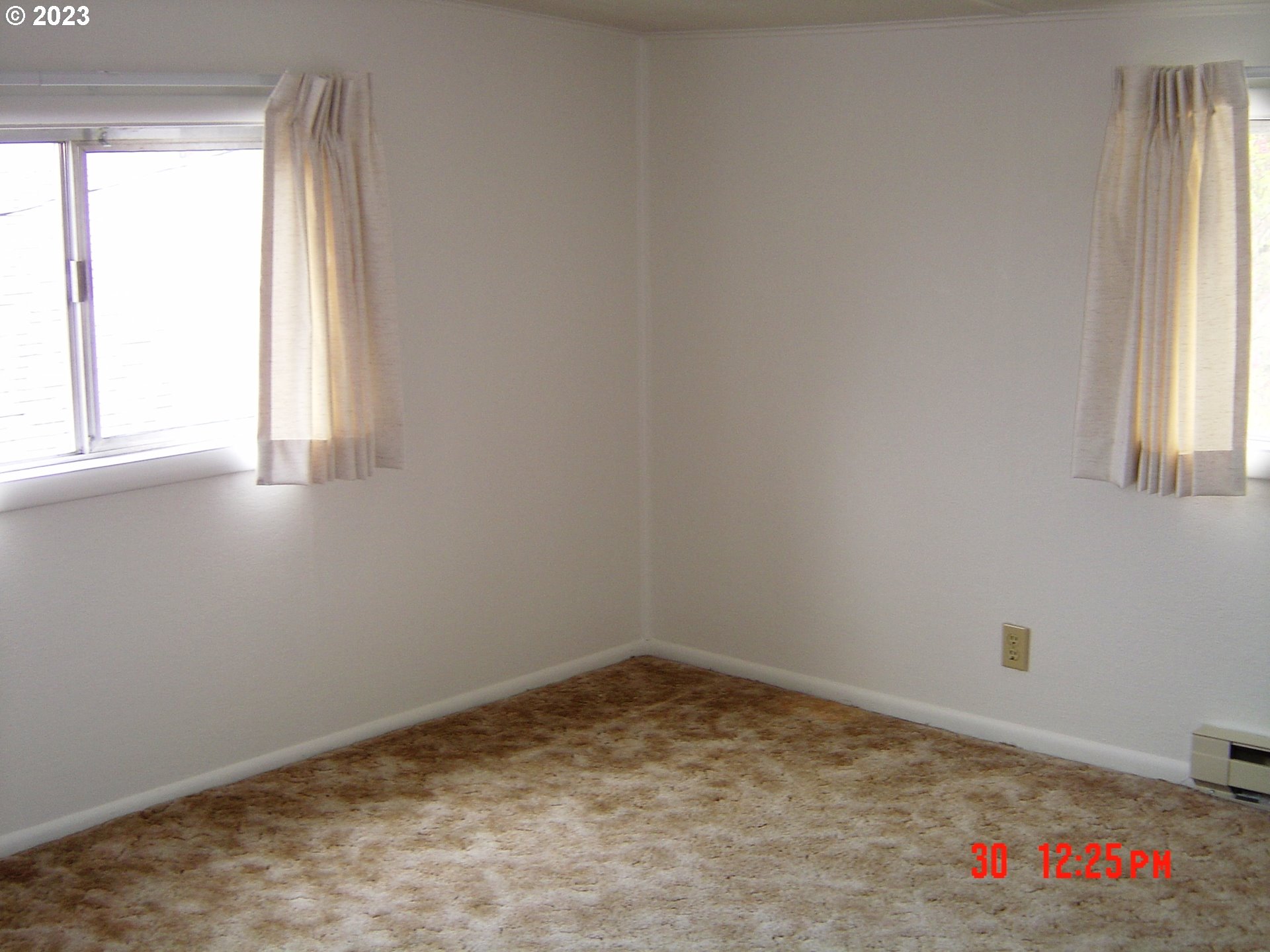 710 26th Street Springfield, OR 97477 - Photo 39 of 48 an empty room with a window