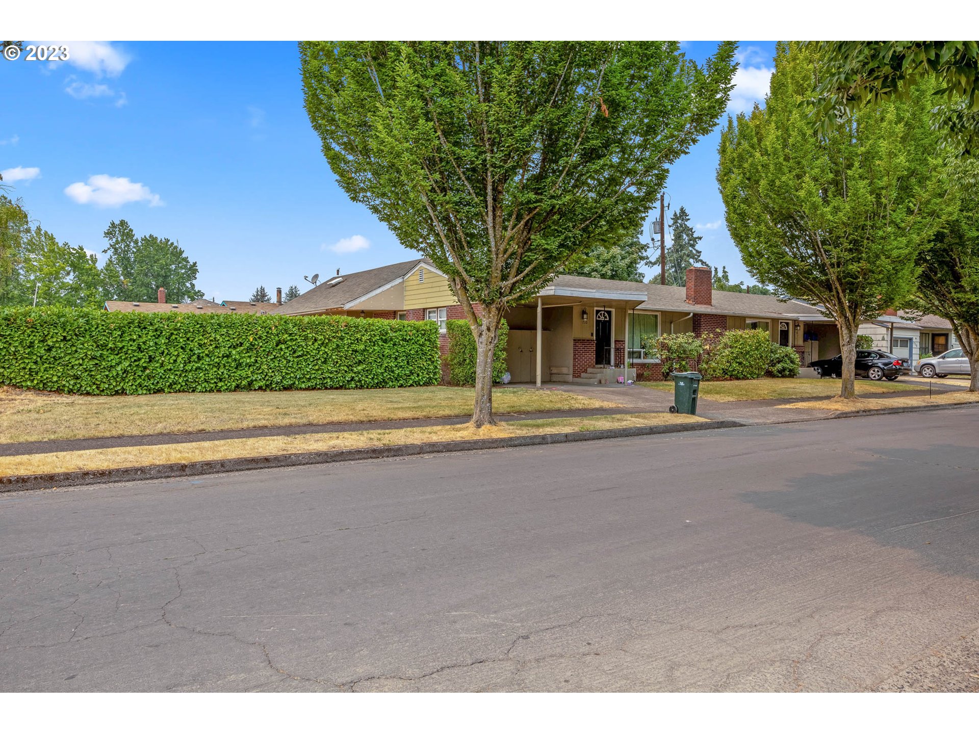 710 26th Street Springfield, OR 97477 - Photo 4 of 48 a front view of a house with a garden and plants
