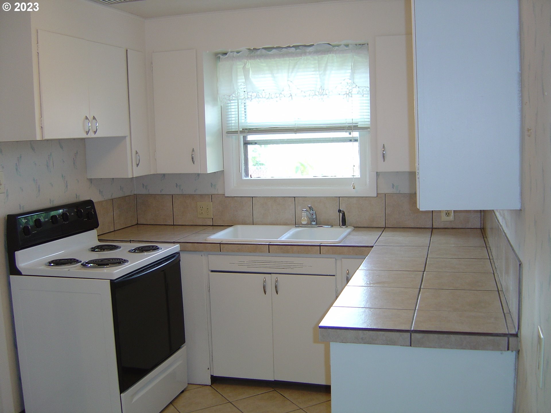 710 26th Street Springfield, OR 97477 - Photo 7 of 48 a kitchen that has a sink and a stove in it