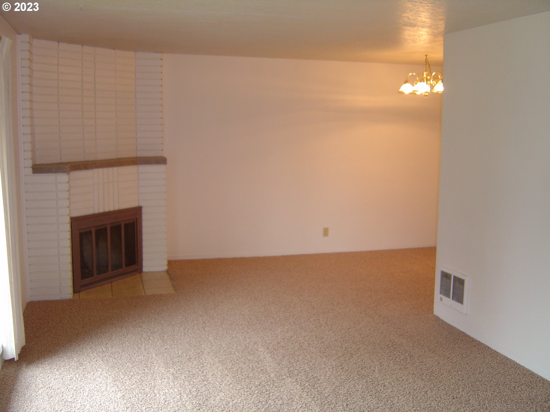710 26th Street Springfield, OR 97477 - Photo 8 of 48 a view of an empty room with a fireplace