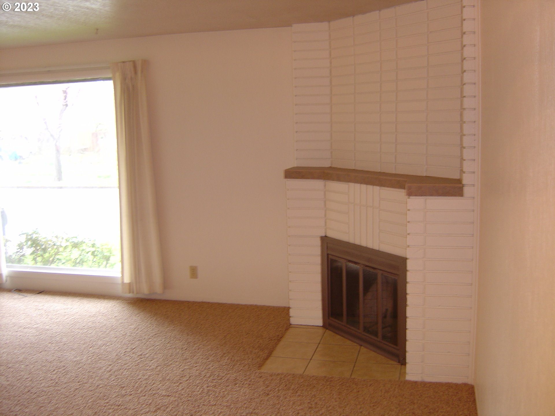 710 26th Street Springfield, OR 97477 - Photo 10 of 48 a view of empty room with a fireplace