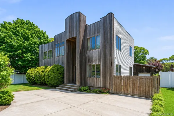 a view of a house with backyard