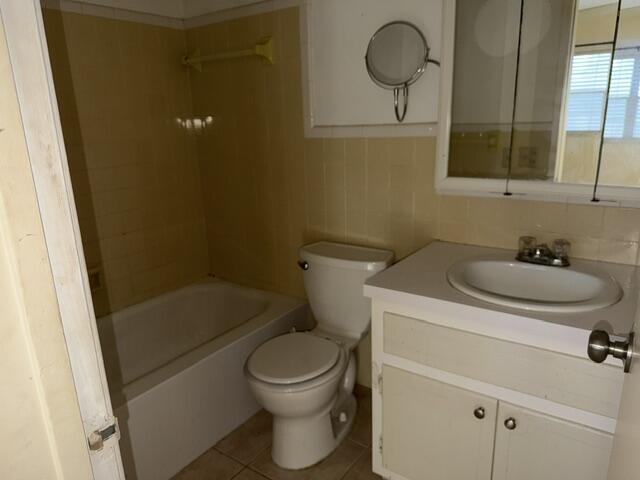 660 Glouchester Street, Unit 206 Boca Raton, FL 33487 - Photo 13 of 13 a bathroom with a toilet sink and shower