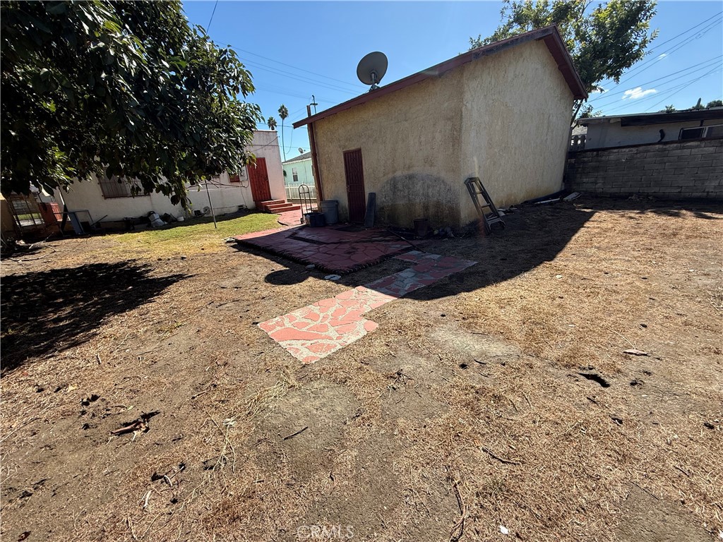 1317 South Temple Avenue Compton, CA 90221 - Photo 4 of 13 a view of a backyard of the house