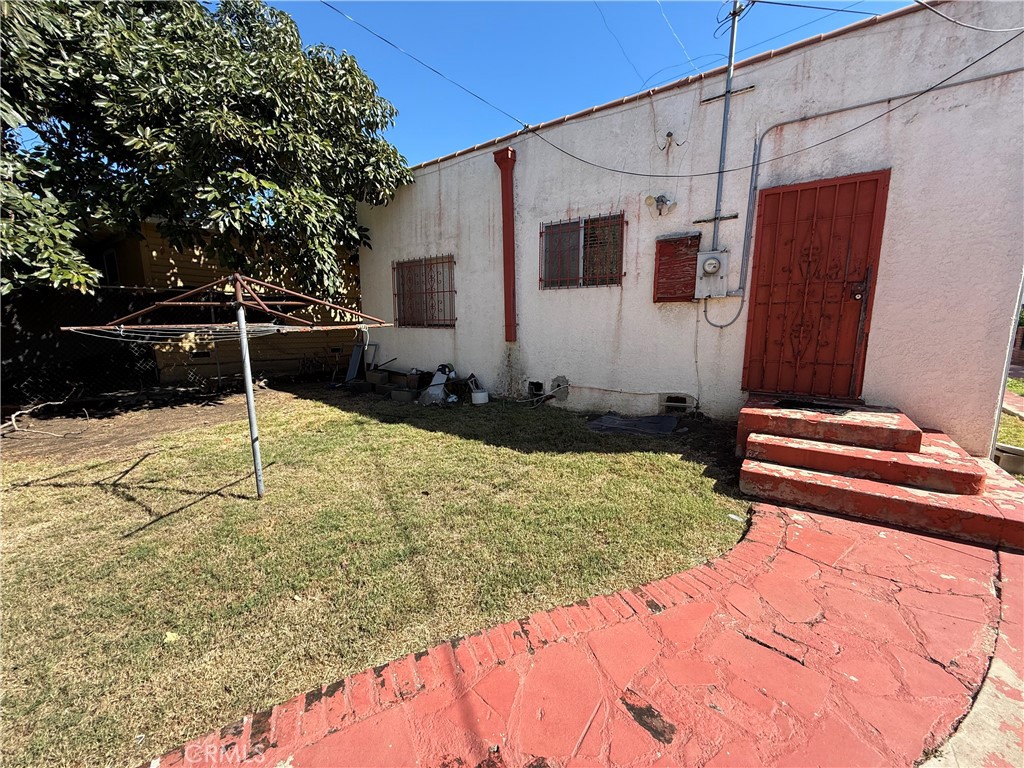 1317 South Temple Avenue Compton, CA 90221 - Photo 5 of 13 a backyard of a house