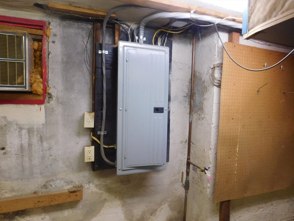 641 Northampton Street Holyoke, MA 01040 - Photo 19 of 19 a utility room with dryer and washer