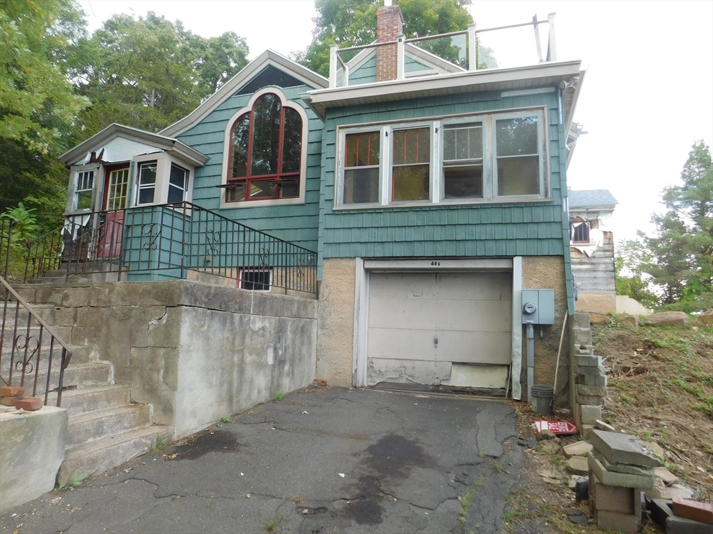 641 Northampton Street Holyoke, MA 01040 - Photo 4 of 19 a front view of a house with a yard
