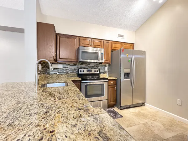 $1,900 | 3083 North Oakland Forest Drive, Unit 306, Oakland Park, FL 33309