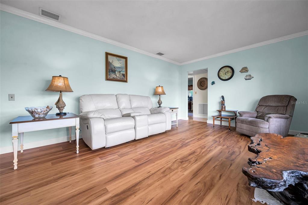 409 Graham Drive Clearwater, FL 33765 - Photo 22 of 75 a living room with furniture