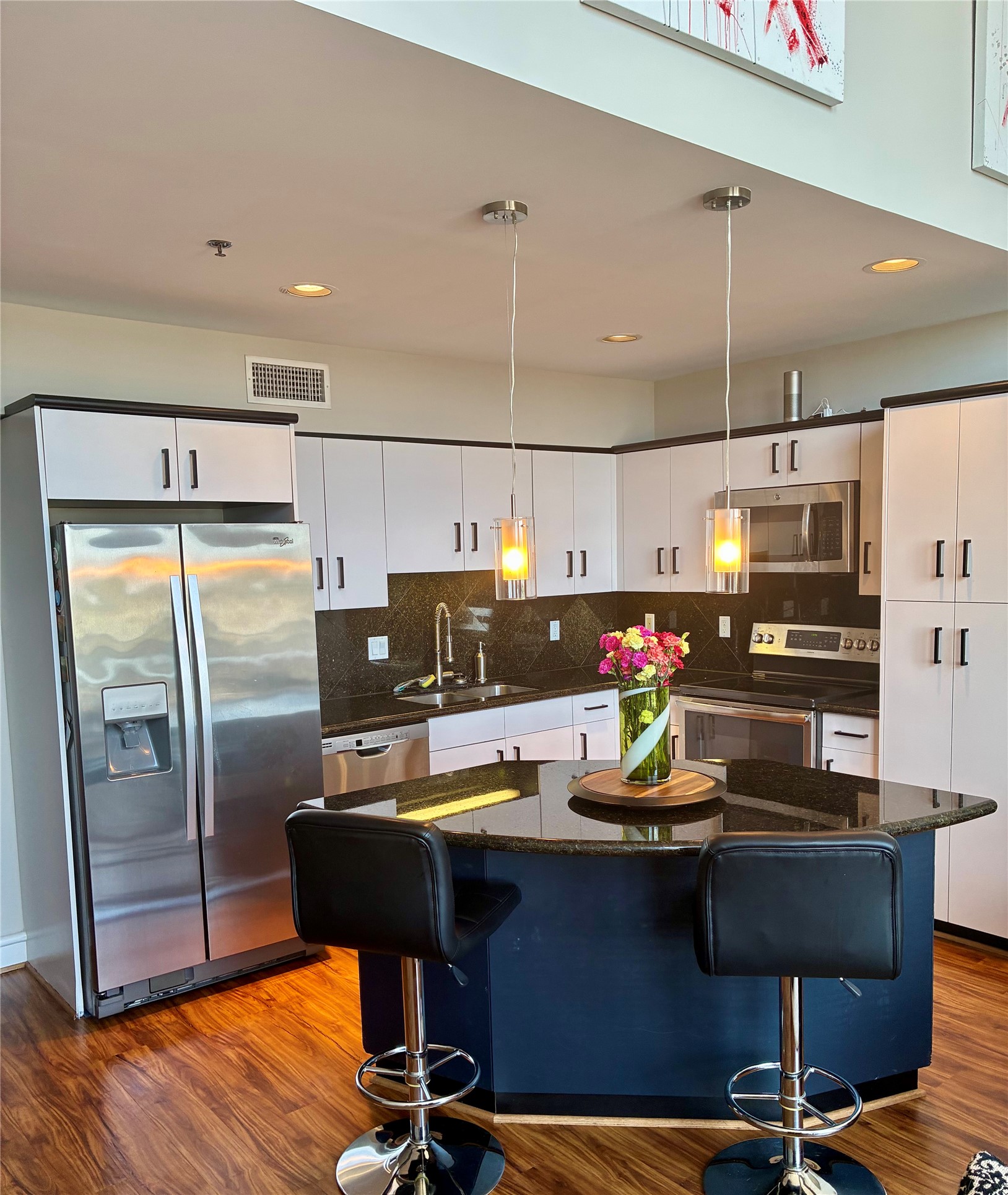 3311 Yupon Street, Unit 605 Houston, TX 77006 - Photo 5 of 16 Kitchen with island
