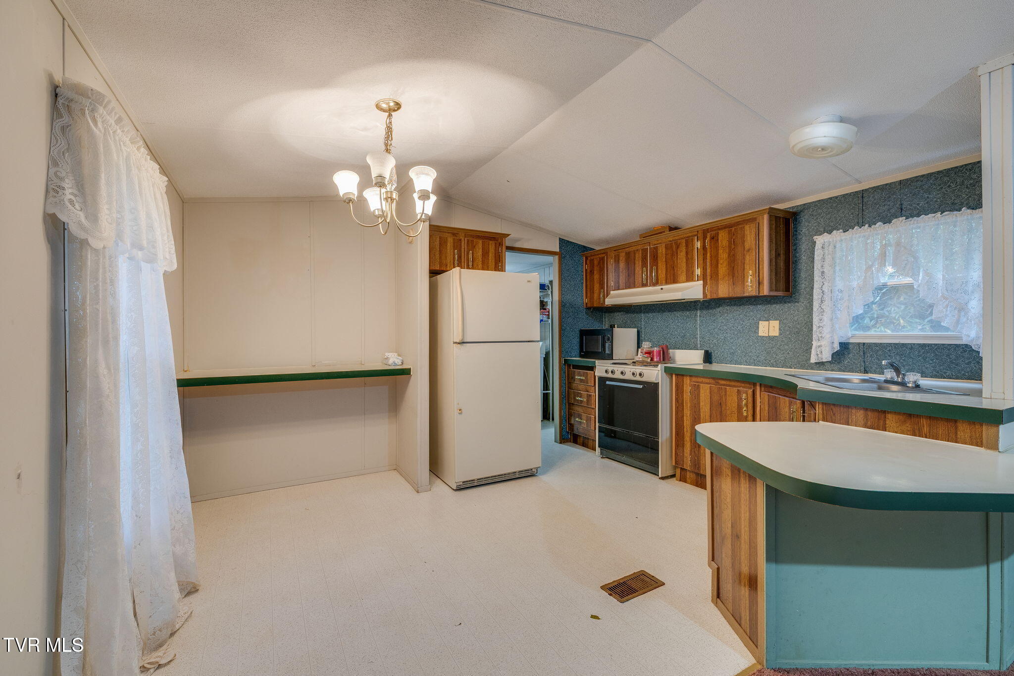 200 Ingram Branch Road Roan Mountain, TN 37687 - Photo 10 of 26 010