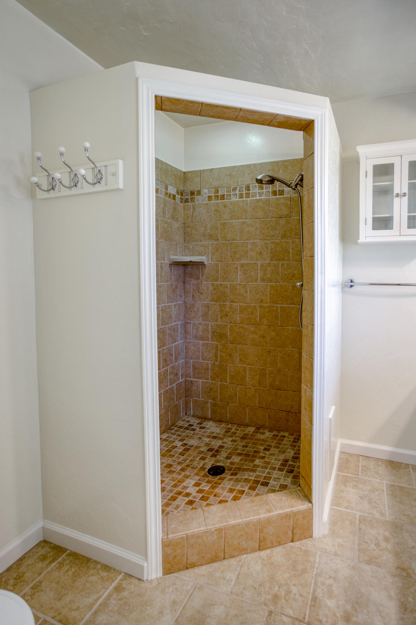 21442 Valley Oak Road Redding, CA 96003 - Photo 23 of 41 tiled walk in shower