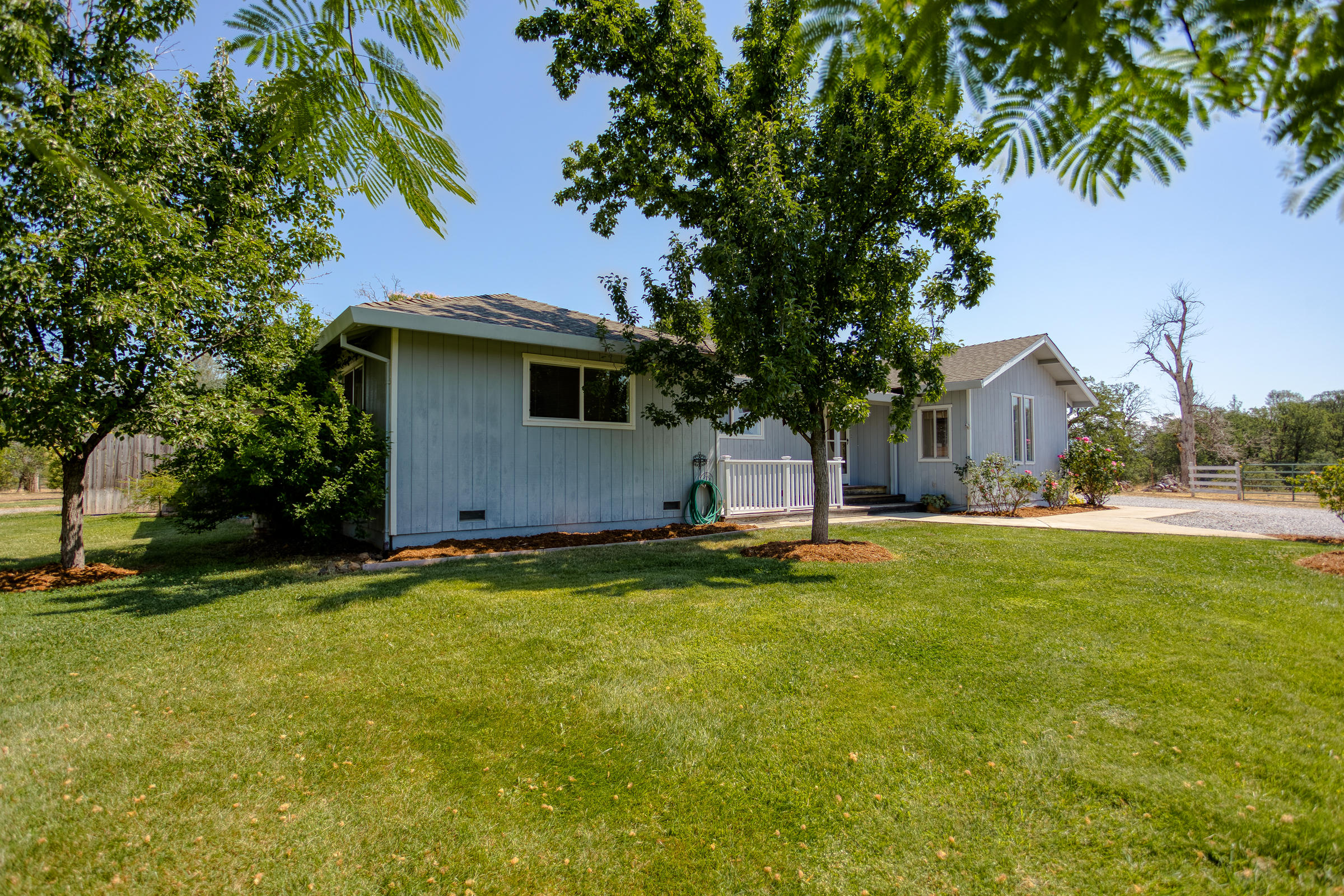 21442 Valley Oak Road Redding, CA 96003 - Photo 5 of 41 nice lawn