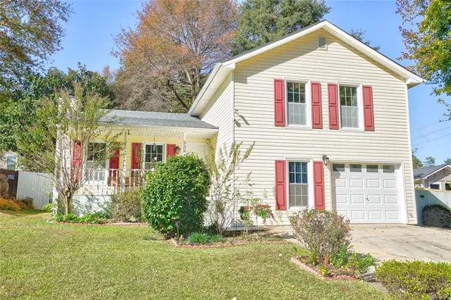 a view of a house with yard and plants