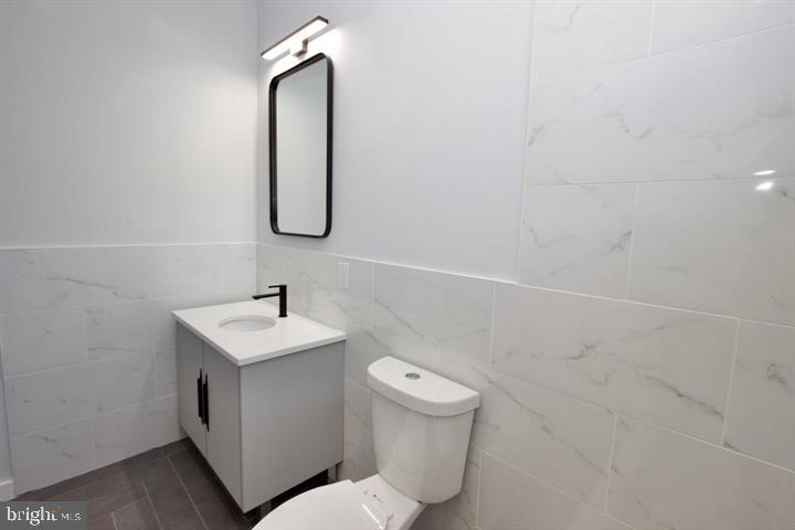1608 North 3rd Street Philadelphia, PA 19122 - Photo 7 of 28 a bathroom with a toilet sink and mirror