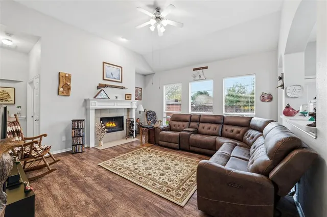 $310,000 | 304 Briar Cove Circle, Red Oak, TX 75154