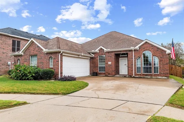 $310,000 | 304 Briar Cove Circle, Red Oak, TX 75154