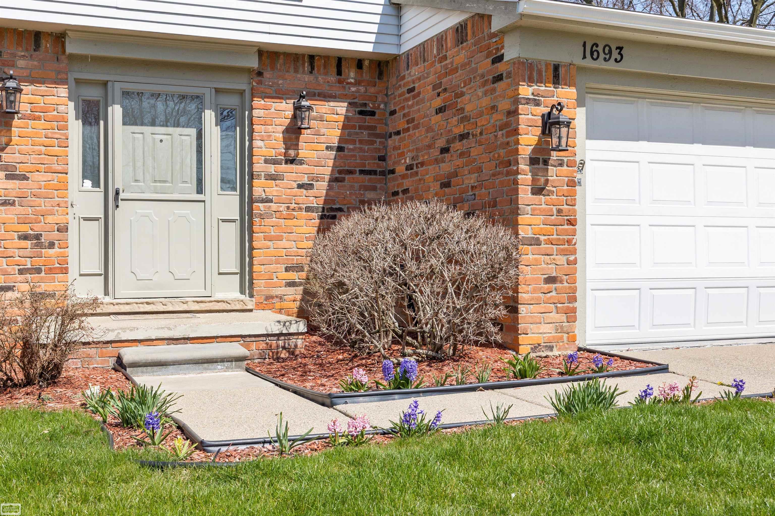 1693 Dennett Lane Rochester Hills, MI 48307 - Photo 3 of 53