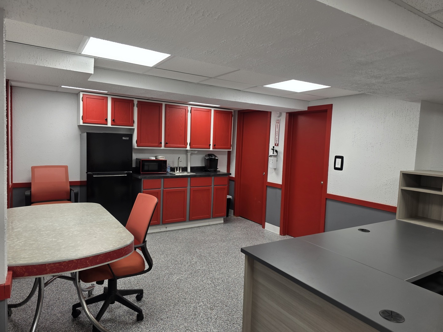 121 South State Street Belvidere, IL 61008 - Photo 25 of 43 a workspace with furniture