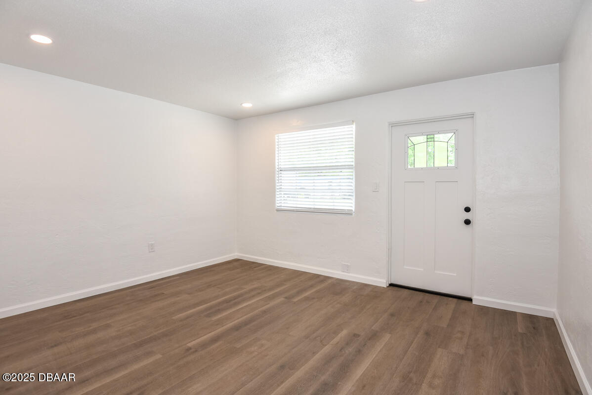 406 Oak Street Port Orange, FL 32127 - Photo 13 of 31 Living Room